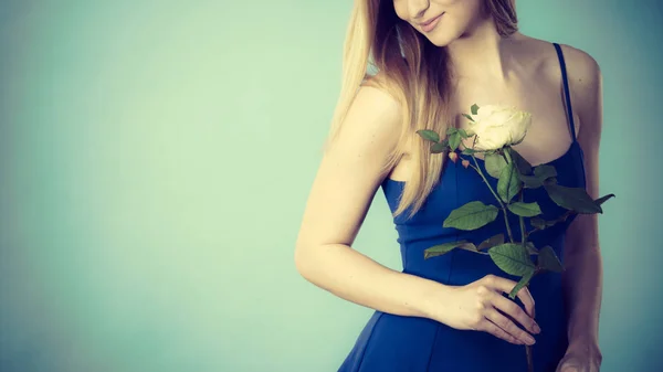 Junge Frau Mit Weißer Rosenblüte Der Hand Valentinstag Und Frauentag — Stockfoto