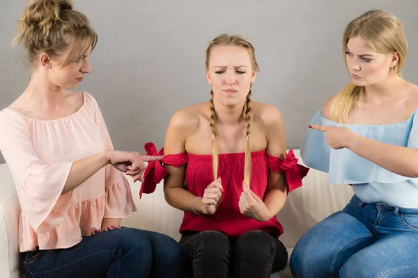 İki bayan arkadaşı tarafından zorbalığa uğrayan bir kadın. Dişiler arkadaşını suçluyor. Dostluk rekabeti ve kıskançlık sorunları.