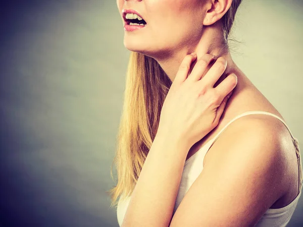 Health Problem Skin Diseases Young Woman Scratching Her Itchy Neck — Stock Photo, Image