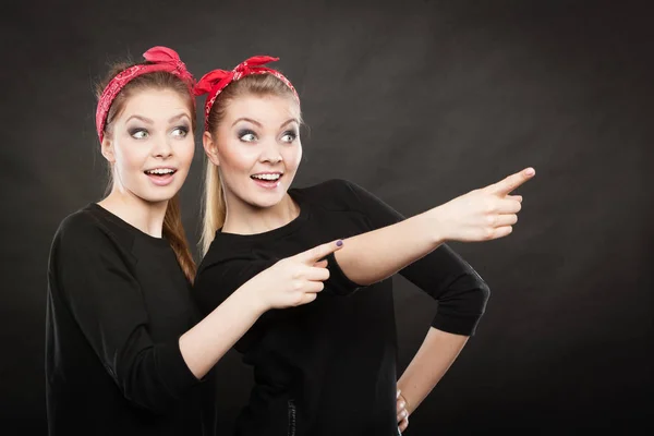 Informatie Berichten Twee Blonde Pin Retro Stijl Vrouwen Tonen Iets — Stockfoto