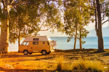Tatil turizm ve seyahat. Plaj sahil Yunanistan Camper van