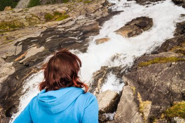Seyahat, doğa güzelliği. Dağlar nehirde Trollstigen görüş noktasından, Norveç arayan turist kadın