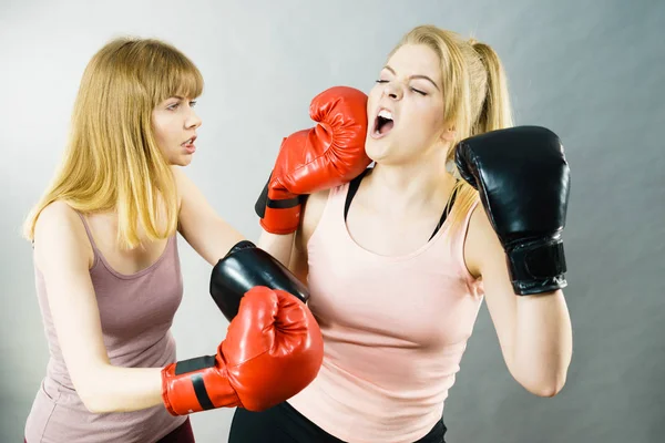 Dos Mujeres Agresivas Usando Guantes Boxeo Discutiendo Pelean Enojándose Entre — Foto de Stock
