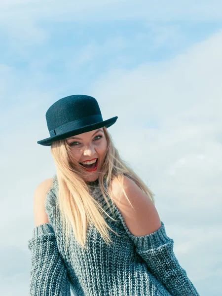 Vacker Ung Blond Kvinna Bär Fedora Hatt Och Tröja Jumper — Stockfoto