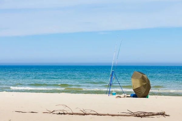 Fiskespö Och Tältet Lämnad Ensam Stranden Stranden Havet Solig Sommar — Stockfoto