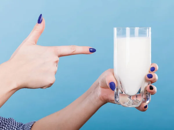 Gesunde Getränke Gute Ernährung Milchprodukte Konzept Frau Hält Glas Milch — Stockfoto