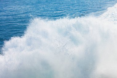 Deniz ve kielwater gelen geminin su feribot yelken sonra izini gördün Gemisi'ne uyan.