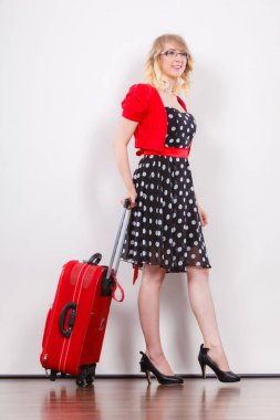 Seyahat tatil kavramı. Tam uzunlukta giyen polka dot siyah zarif genç kadın elbise topuklu kırmızı çanta ile yolculuk yolculuk için hazır