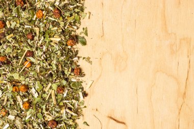 Kenarlık çerçeve muhtelif doğal tıbbi kurutulmuş bitki yaprakları ve meyve kopya alanı ile ahşap tahta üzerinde