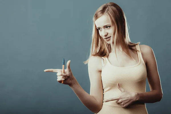 Begreppet Flicka Annons Produkt Ung Kvinna Tonåring Kvinnliga Peka Finger — Stockfoto