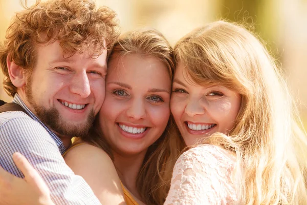 Τρεις Ευτυχής Χαμογελαστοί Νέοι Φίλοι Εξωτερική Ελκυστικές Γυναίκες Και Όμορφος — Φωτογραφία Αρχείου