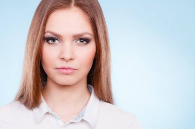 Kadın cazibesi ve yükselen güzellik. Çekici bir gece partisi makyajıyla göz kamaştırıcı bir kız. Uzun saçlı çekici bir kadının portresi..