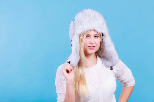 Аксессуары Одежда Холодных Дней Концепция Моды Блондинка Зимой Теплой Пушистой — стоковое фото