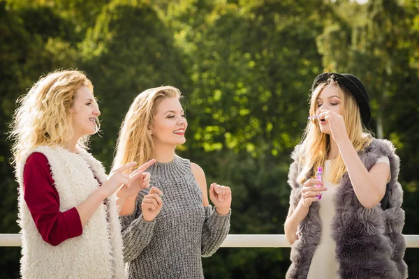 Vacaciones Alegría Concepto Amistad Mujeres Amigas Divirtiéndose Soplando Burbujas Jabón — Foto de Stock