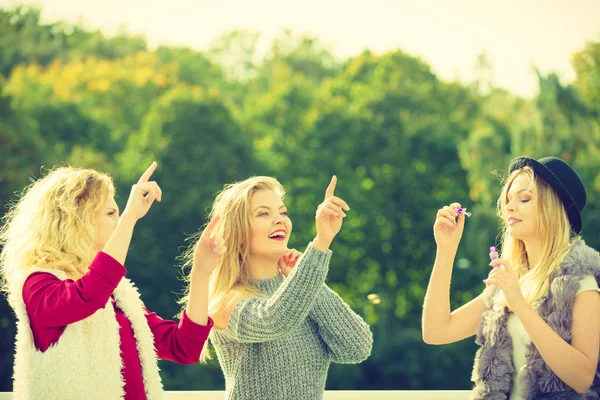 Vakantie Vreugde Vriendschap Concept Vrouwen Vrienden Hebben Plezier Blazen Zeepbellen — Stockfoto