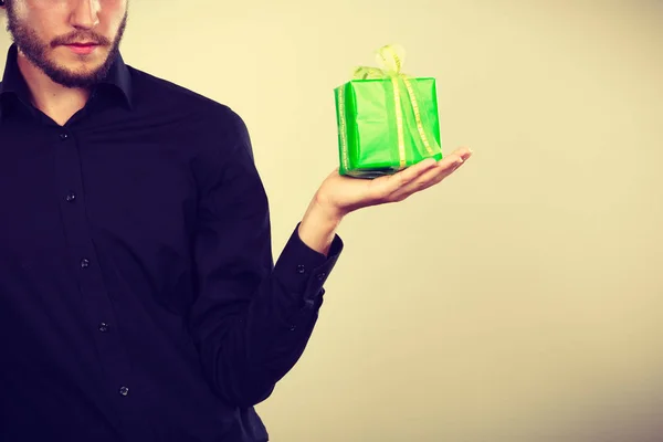 Pessoas Celebrando Xmas Amor Conceito Felicidade Jovem Legal Segurando Pequena — Fotografia de Stock