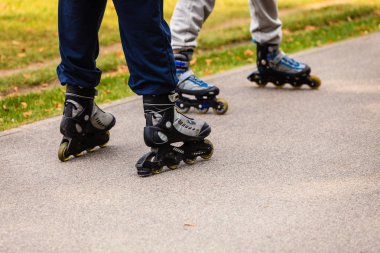 Aktif insanlar arkadaş paten açık. Kadın ve erkek zevk spor sürme.