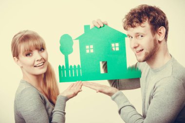 Ekoloji pratik iç yaşam. İnsanlar Emlak ve ev kavramı. Mutlu geleceği düşünme yeşil ekolojik kağıt ev ile genç Çift.