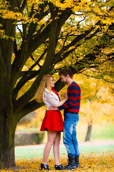 Sevgi ve duygular. Olumlu duygular ifade ediyorum. Dostluk ve sevgi. Genç çift romantik bir tarihte eğleniyor Park'ta buluş. Adam tutun kadın silah kucaklama ve oyun.