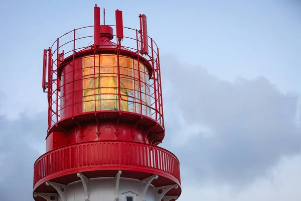 Historischer Rot Weißer Leuchtturm Rande Der Felsigen Meeresküste Südnorwegen Leuchtturm — Stockfoto