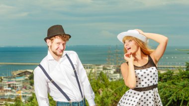 Yaz tatilleri ilişki ve flört kavramını sever. Romantik, eğlenceli çiftler açık havada flört eder.