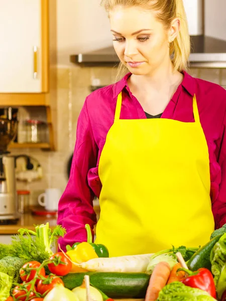 Młoda Kobieta Kuchni Mając Wiele Warzyw Gotować Coś Zdrowego Wegetariańskie — Zdjęcie stockowe