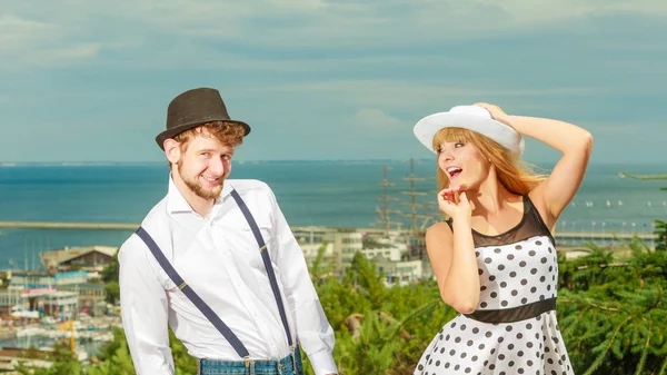 Yaz tatilleri ilişki ve flört kavramını sever. Romantik, eğlenceli çiftler açık havada flört eder.