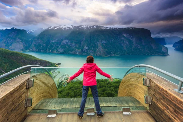 Zaman, Sogn Og Fjordane, Norveç akşam içinde Aurland fiyort manzarayı Stegastein bakış açısı üzerinde turist kadın