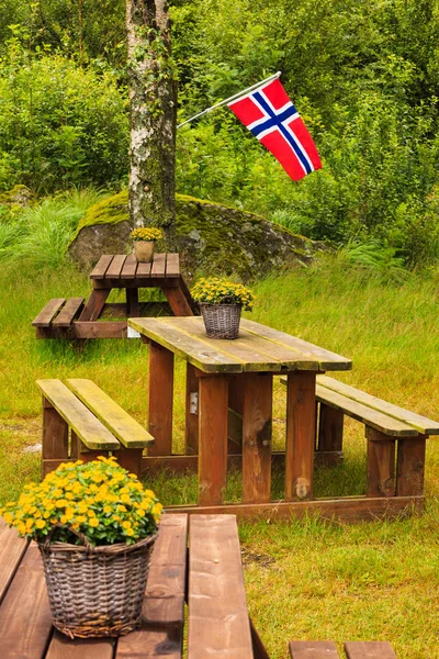 Bandera Noruega Sitio Picnic Mesa Madera Bancos Aire Libre Parque — Foto de Stock
