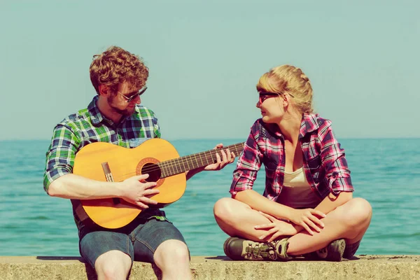 Giovane Uomo Che Suona Chitarra Sua Ragazza Giornata Estiva Soleggiata — Foto Stock