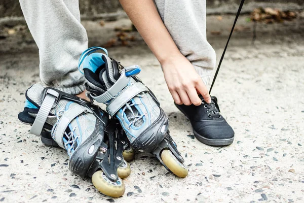 Primer Plano Mujer Niña Poniendo Patines Aire Libre — Foto de Stock