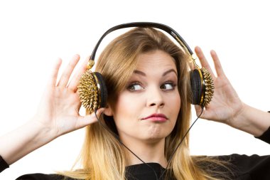 Grunge kulaklık giyen sürpriz genç kadın sivri olmak hayran ya da ne ile şaşırttı dinleme.