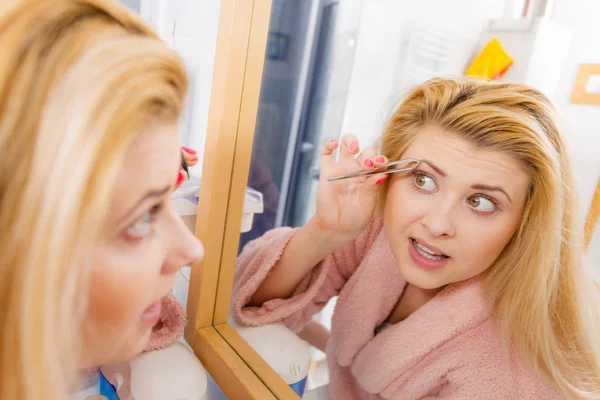 Mujer Baño Arrancando Las Cejas Depilando Con Pinzas Mirando Espejo — Foto de Stock