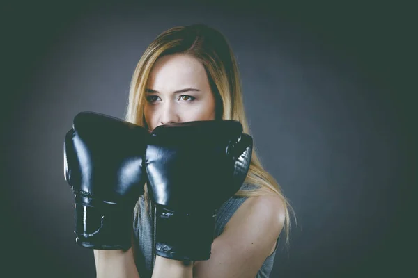 Deportivo Juego Limpio Cuerpo Fuerte Mujer Joven Luchando Contra Boxeo — Foto de Stock