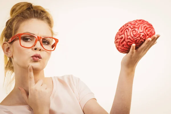 Unga Blonda Kvinnan Håller Hjärnan Att Något Sinne Tänker Lösning — Stockfoto