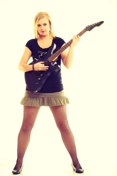 音乐会和表演 金发美女艺术家演奏摇滚电吉他上 年轻的女孩感觉像明星 创建星级初学者听歌 — 图库照片