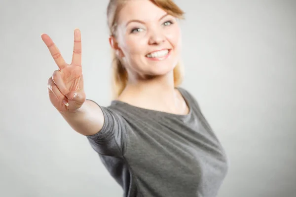 Buena Sensación Emociones Positivas Ganar Alegre Hembra Feliz Muestra Dos —  Fotos de Stock