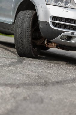 Yakın kadar bükülmüş araba tekerlek, otomobil araç makine ayrıntıları kavramı Detaylı.