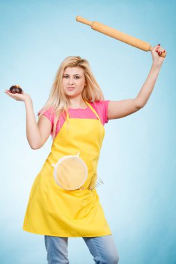 Lezzetli tatlılar tatlılar ev concept, pişirme. Önlük giyen kadın lezzetli çikolatalı kek, oklava ve kevgir, holding