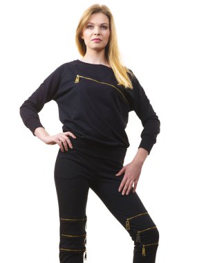 Büyük zip ile siyah üst göğüs üzerinde giyen genç sarışın kadın. Erkek moda olmak.