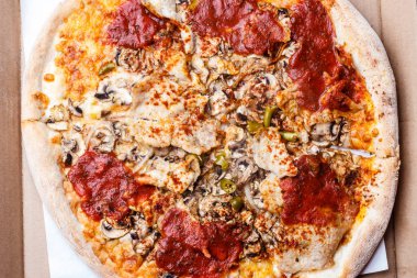 Önemsiz sağlıksız İtalyan mutfağı kavramı. Sıcak pizza kutusunu. Lezzetli fast food yemek teslim edilen sipariş.