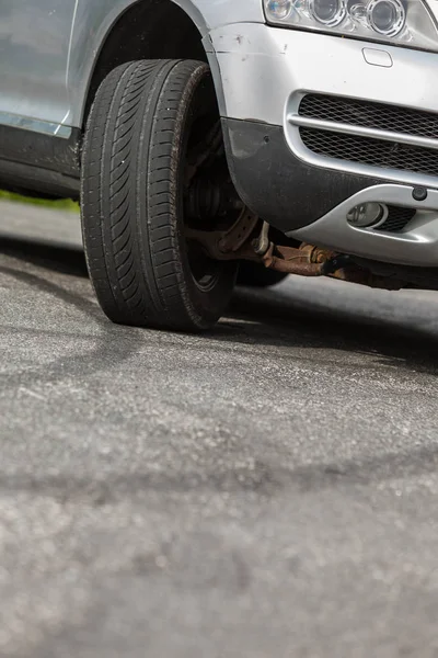 Yakın kadar bükülmüş araba tekerlek, otomobil araç makine ayrıntıları kavramı Detaylı.