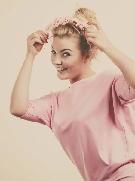 Счастливая Веселая Улыбающаяся Женщина Розовом Платье Светлыми Волосами Держащими Цветочный — стоковое фото