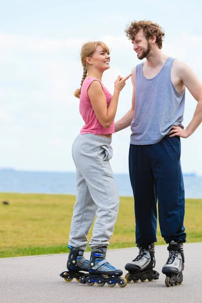 Vacaciones Activas Ejercicios Concepto Relación Mujer Hombre Vistiendo Patines Pie — Foto de Stock