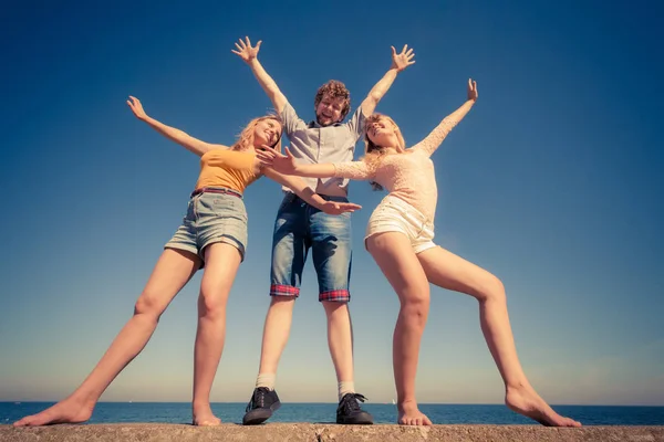 Freundschaft Glück Sommerferien Konzept Gruppe Von Freunden Junge Zwei Mädchen — Stockfoto