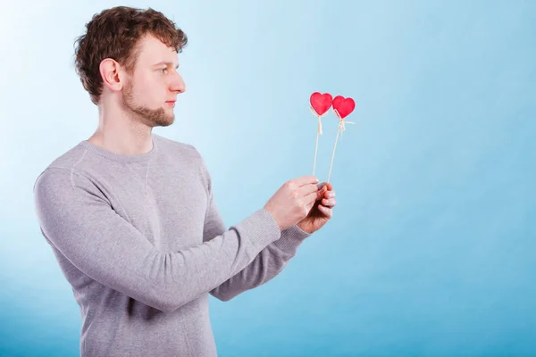 Amor Afecto Sentimientos Concepto San Valentín Hombre Sosteniendo Corazones Mano — Foto de Stock