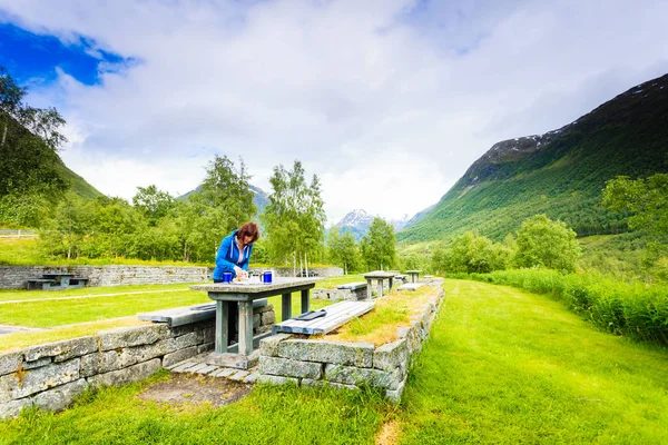 Mujer Viajera Almorzar Naturaleza Mesa Picnic Bancos Con Vista Las — Foto de Stock