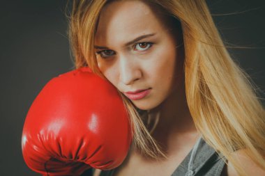 Şehvetli genç kadın, sarışın çekici kız kırmızı yumruk boks eldiven giyiyor. Spor fitness ve güç kavramı.