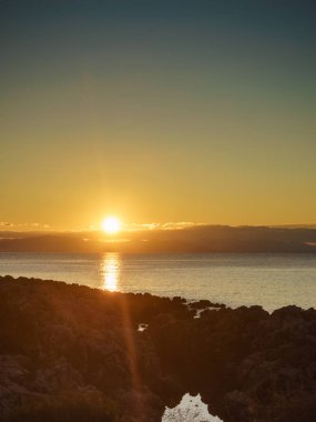 Yunan kıyı şeridi sabah erken saatlerde güneş doğarken, Yunanistan Mora 'da. Güzel manzara, doğal manzara..
