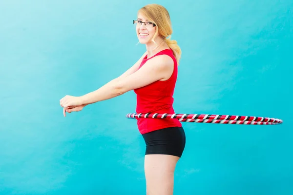 Fitness Aktivite Sağlıklı Bir Yaşam Tarzı Hula Hoop Mavi Ile — Stok fotoğraf